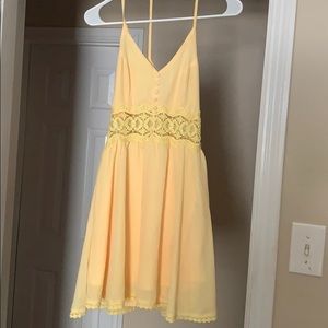 I’m selling this yellow dress